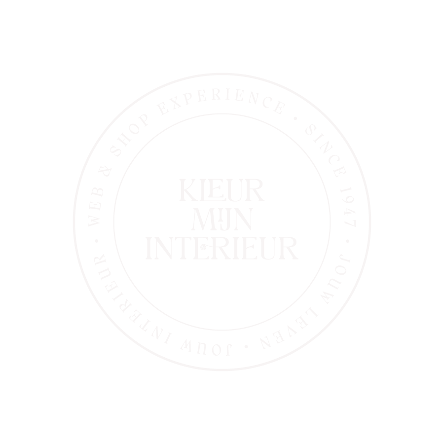 Rond stempel-logo van Kleur Mijn Interieur met de tekst web & shop experience sinds 1947