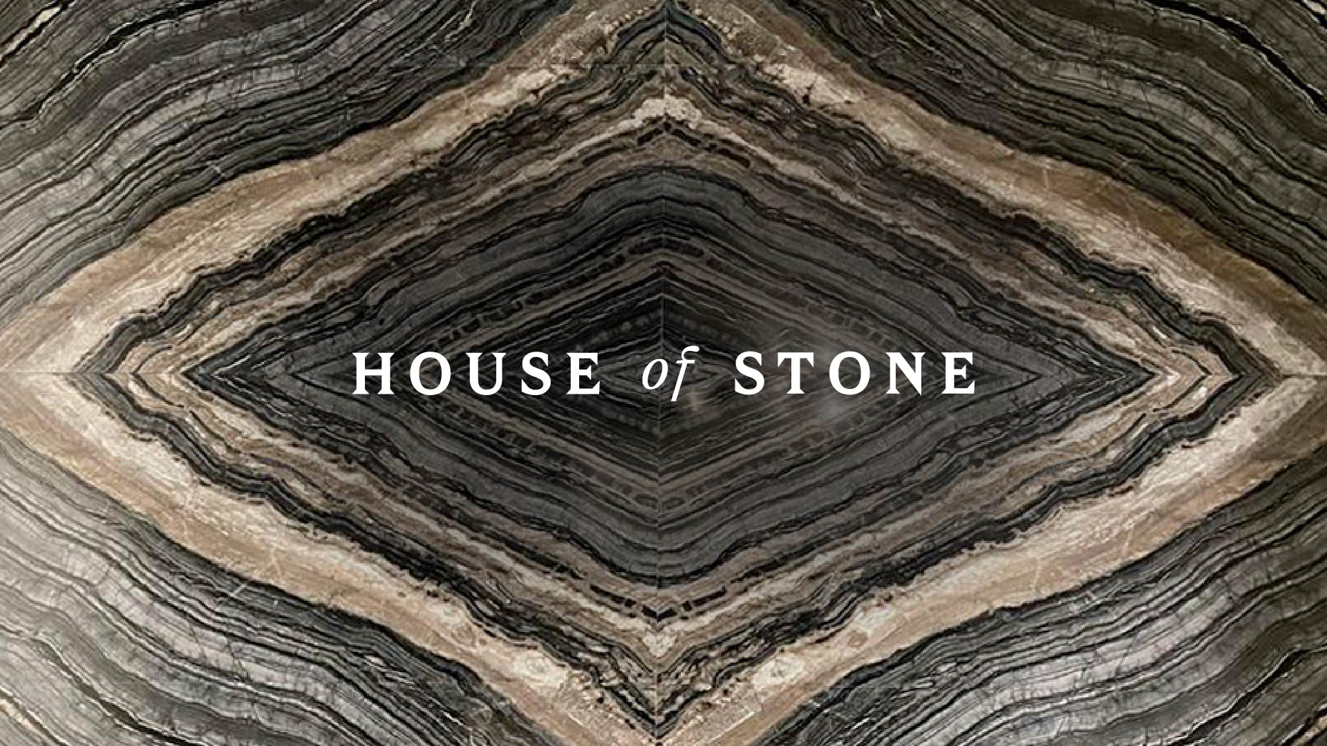 Woordmerk House of Stone over een symmetrisch marmerpatroon in donkere, geaderde tinten