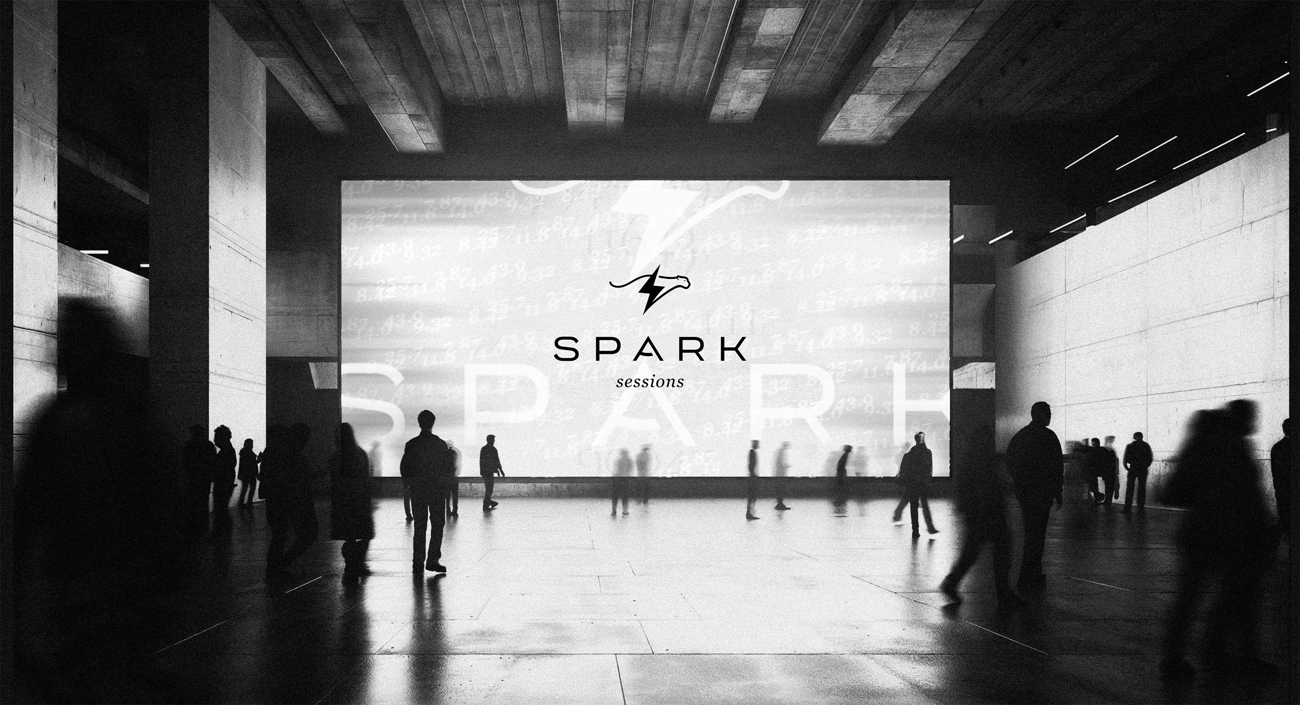 Groot verlicht scherm met het Spark Sessions-logo in een hal met voorbijgangers