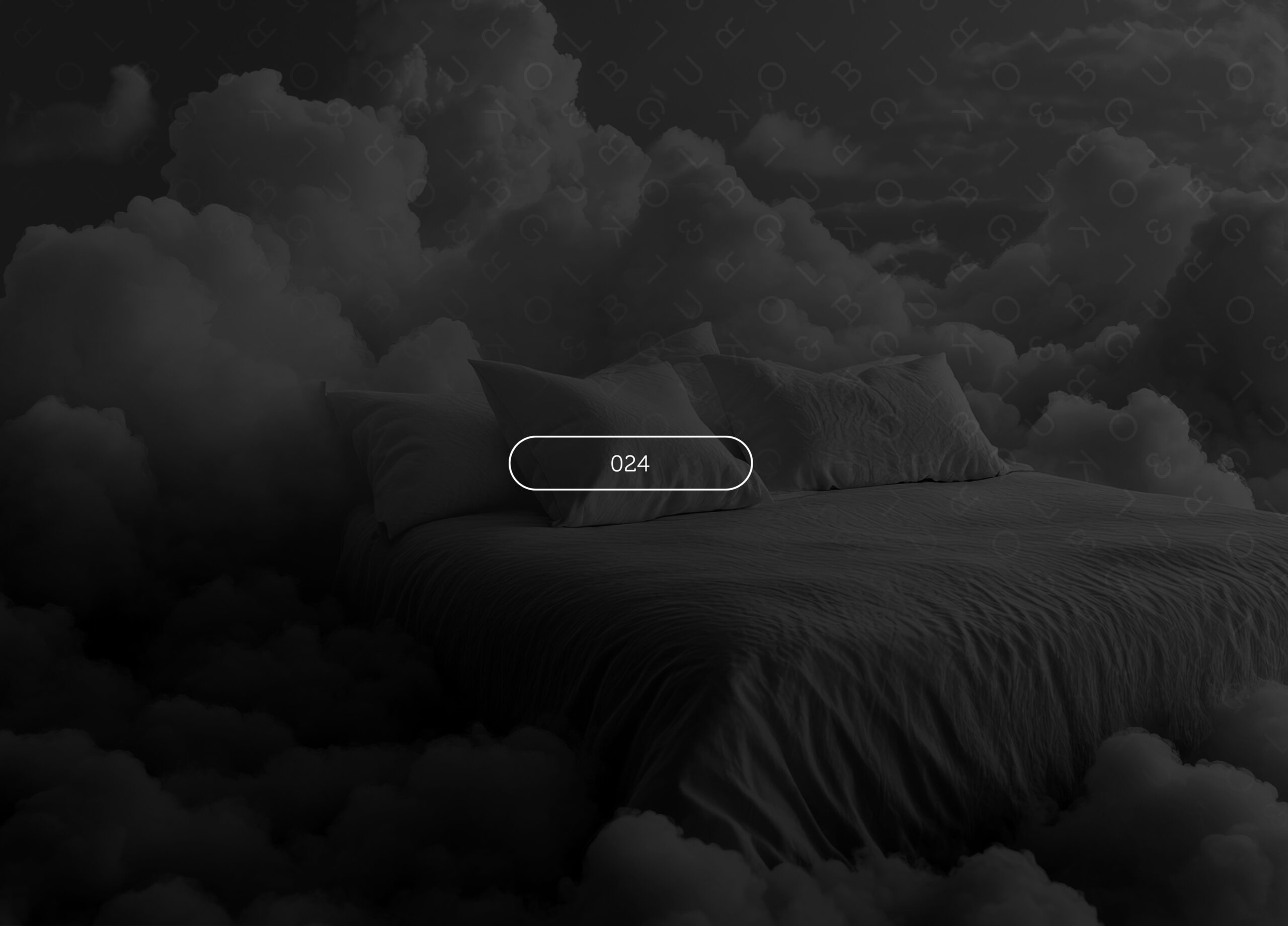 Bed met kussens tussen donkere wolken, met het cijfer 024 in een label op de foto