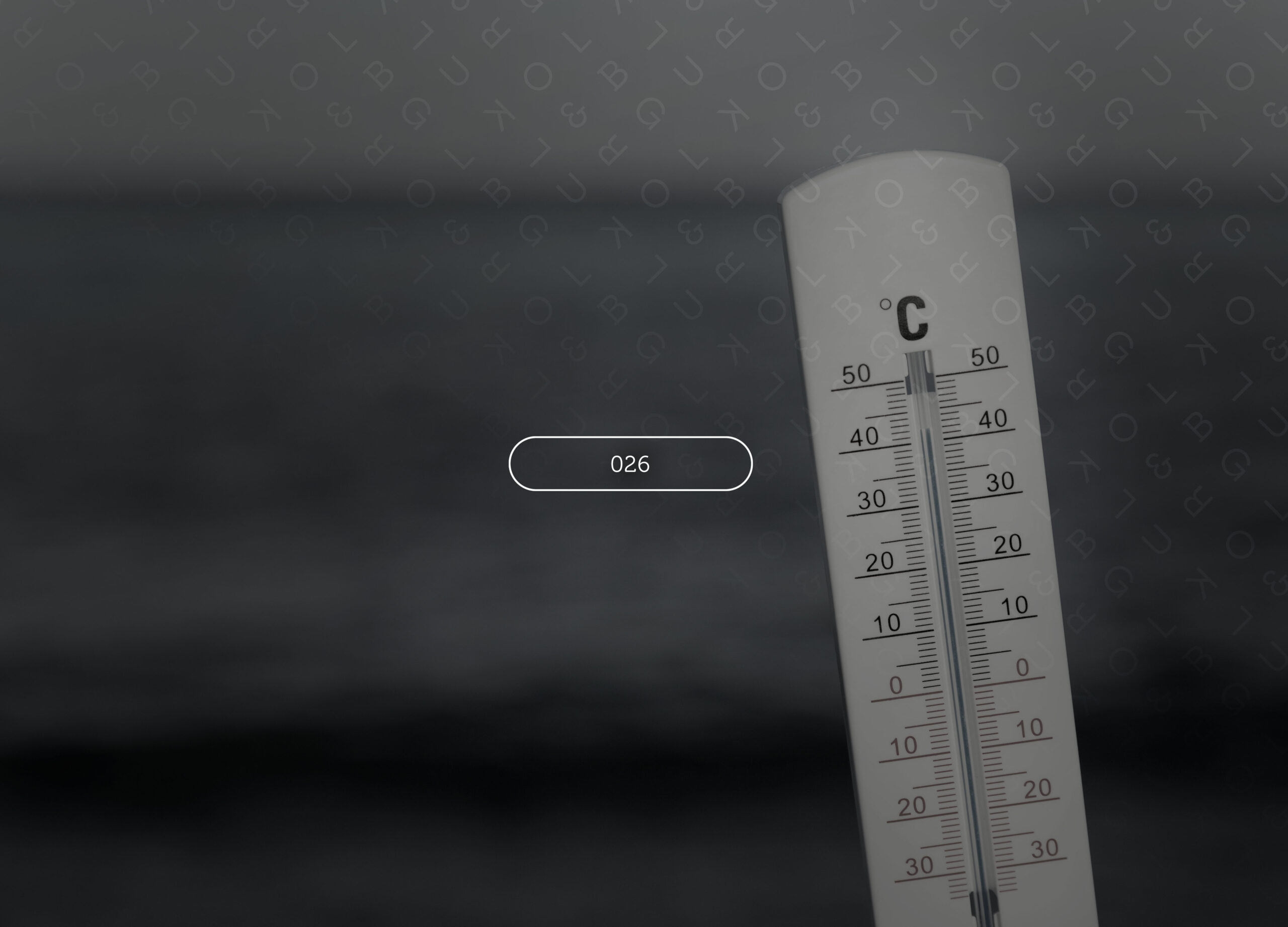 Thermometer boven een donkere zeehorizon, met het cijfer 026 in een label ertussen
